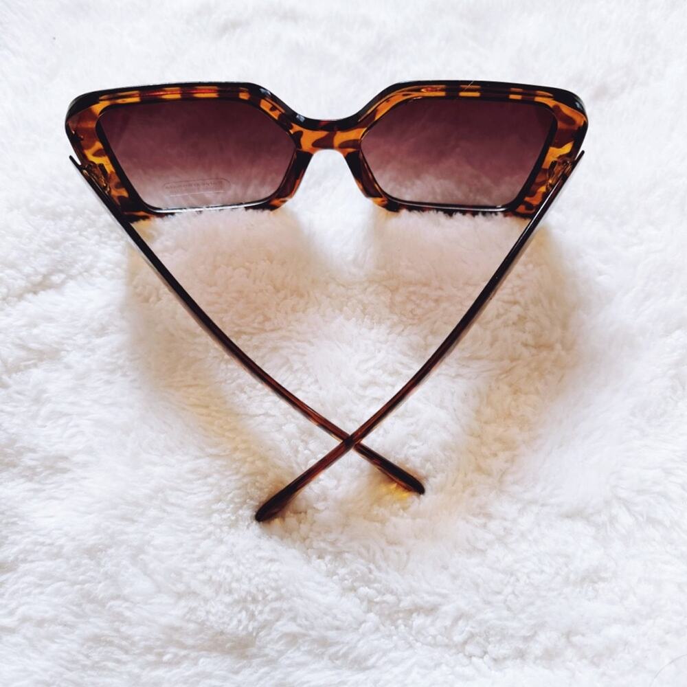 Junia Tortoise Brown Oversized Sunglasses - Picture 9 of 11